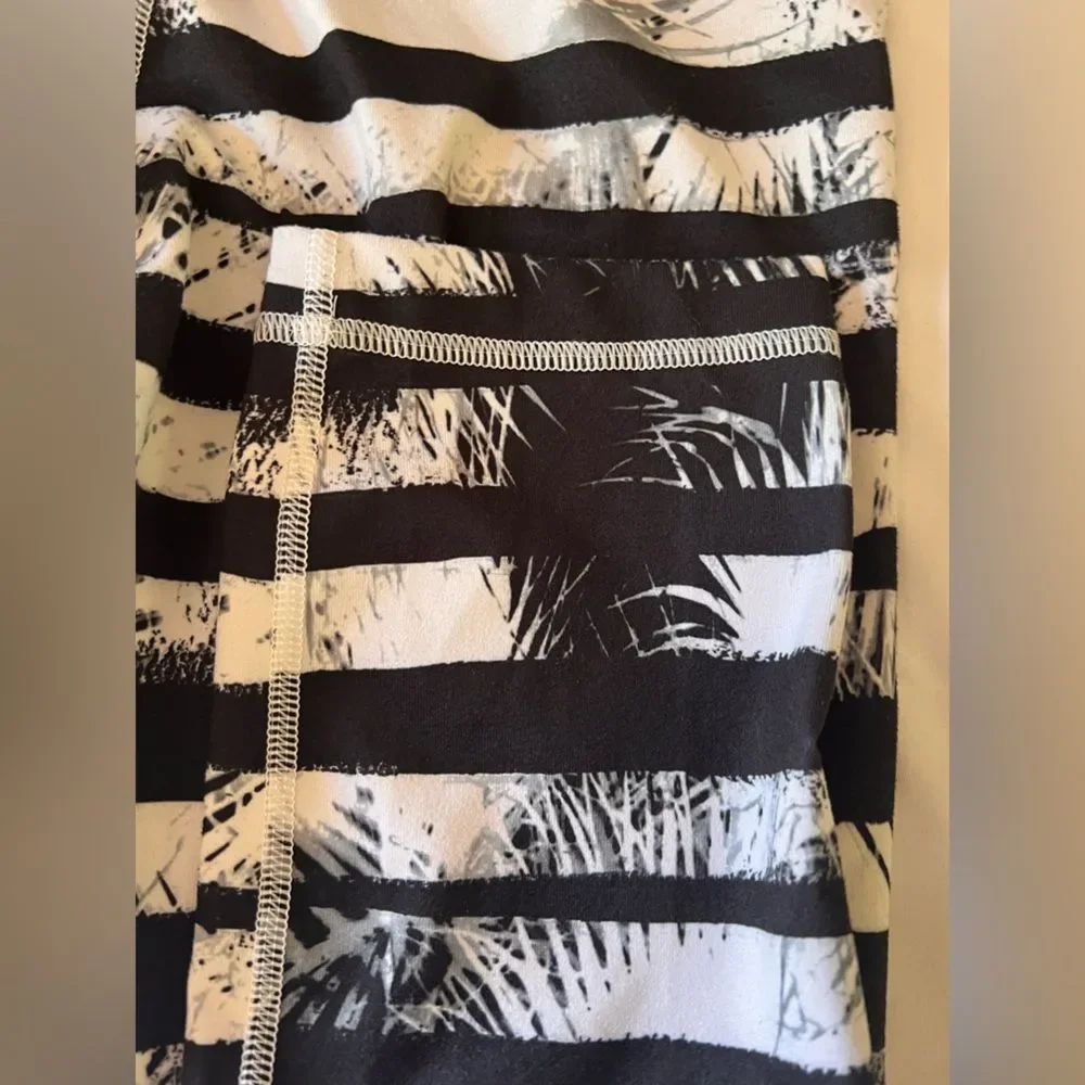Lululemon Athletica Black White Capri Leggings athleisure athletic summer